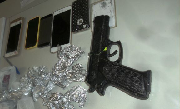 Celulares das vítimas e arma de brinquedo encontrado com os acusados  (Crédito: portalcatita)