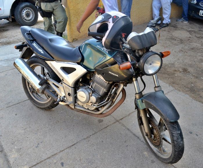 Uma motocicleta também foi apreendida na casa. (Foto: Kairo Amaral)