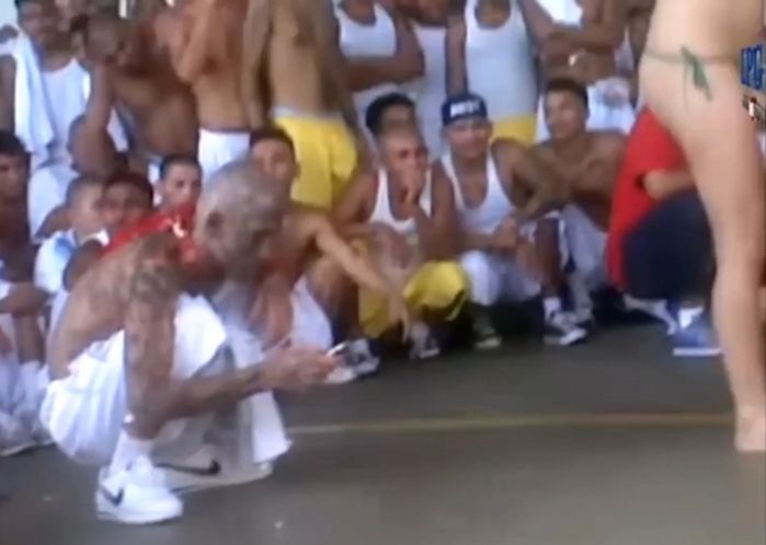 Vídeo flagra detentos de divertindo com strippers em penitenciária (Crédito: Reprodução)