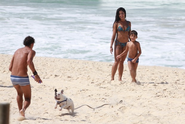 Aline Ricardo curte praia em família (Crédito: Ego)