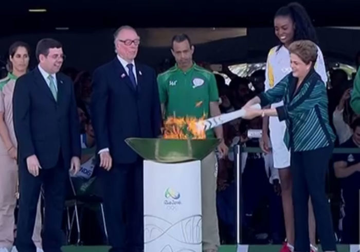 Dilma acende a chama olímpica, e tocha percorrerá o Brasil