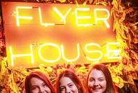 Flyer House: a gigante voltou! (1)                                     