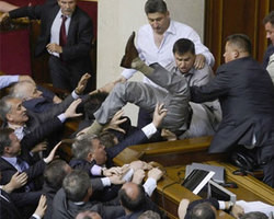 Discussão sobre língua oficial acaba em pancadaria feia no Parlamento da Ucrânia