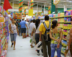 Pesquisa: Aumento do salário mínimo faz preços em supermercados dispararem
