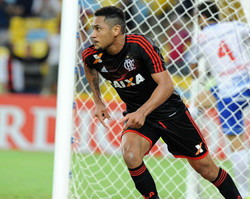 Com roupa nova, Flamengo bate o Bahia com gol de Hernane e sobe mais uma posição no Z-4