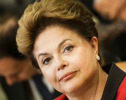 No Twitter, presidente Dilma assina decreto que reajusta salário mínimo para R$ 724 em janeiro