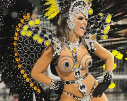Ex-panicat  Tânia Oliveira exibe fantasia feita com 500 camisinhas no desfile da Tom Maior 