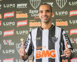Diego Tardelli veste a camisa do Galo e já fala em conquista da Libertadores
