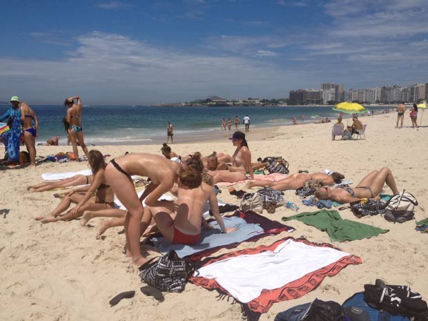 Ginastas da Dinamarca fazem topless na Praia de Copacabana, no Rio