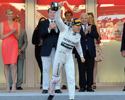 Rosberg vence em fim de semana perfeito; Felipe Massa sofre batida idêntica ao último sábado