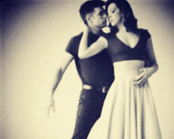 Claudia Raia posta foto dançando colada ao namorado: “Meu amor”