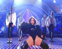 Jennifer Lopez usa look ousado em programa e recebe críticas