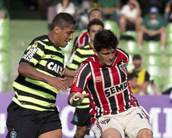Alex marca dois, Coritiba vence e aumenta drama do São Paulo no Brasileirão