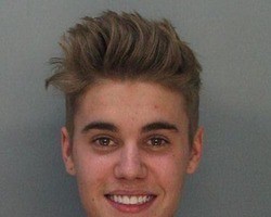 Justin Bieber é fichado e sai sorridente em foto de delegacia