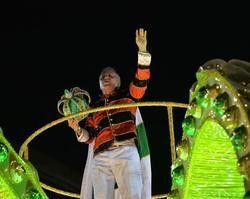 Escola de Samba Imperatriz coroa “rei” Zico e incendeia público na Marquês de Sapucaí no Rio