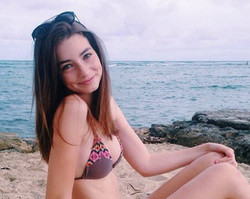 Sete meses após morte do pai, filha de Paul Walker sorri: “Feliz”