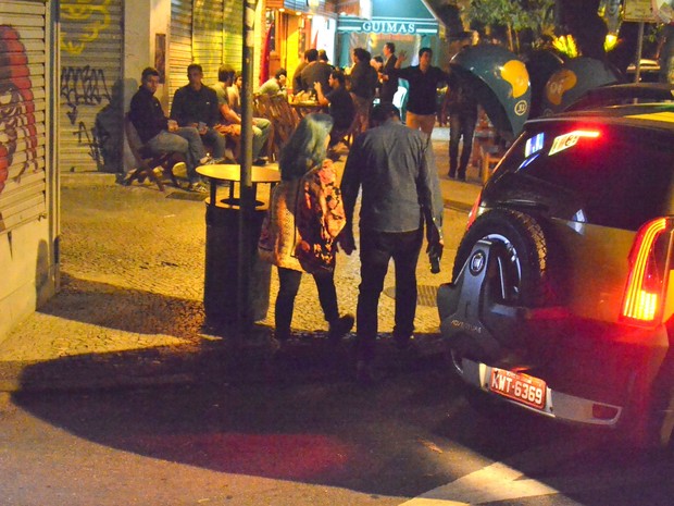 Marcelo Adnet é flagrado trocando carinhos com jovem em bar - Imagem 2