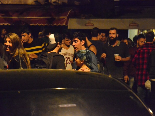 Marcelo Adnet é flagrado trocando carinhos com jovem em bar - Imagem 1