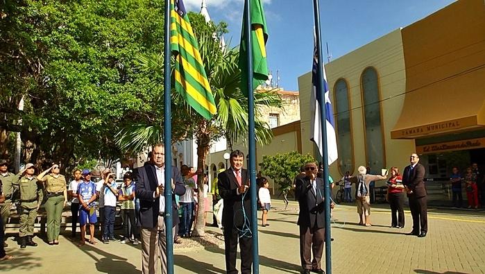 Florentino Neto (bandeira do Piauí), Wellington Dias (Brasil) e Valdir Aragão (Parnaíba).  (Crédito: Kairo Amaral)