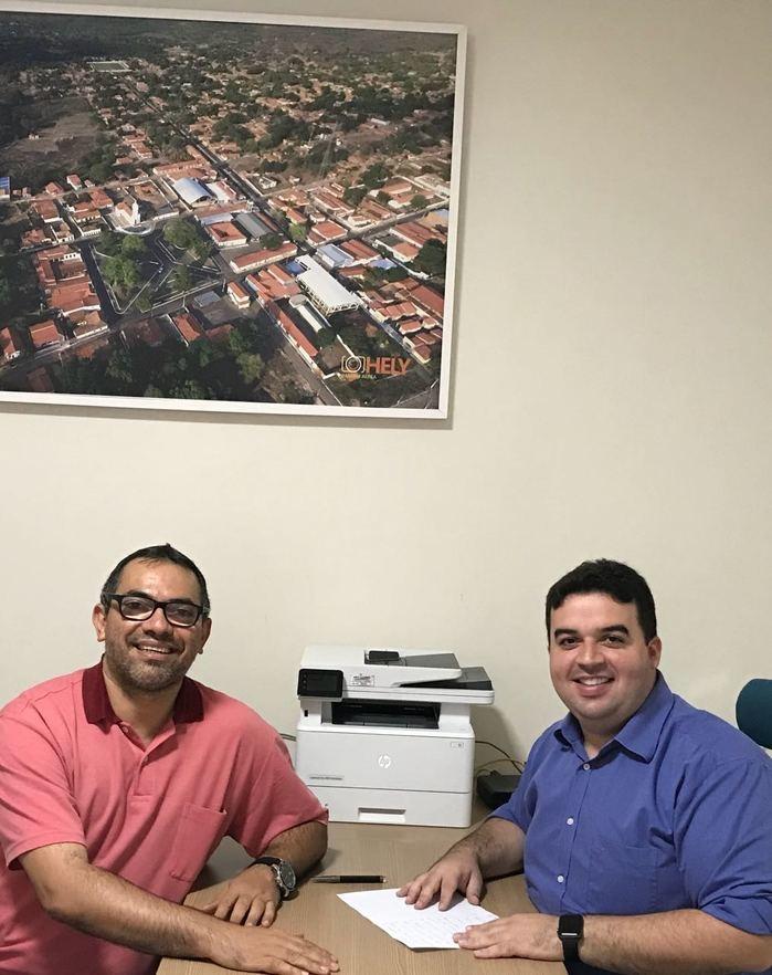O prefeito Reginaldo Júnior e o coordenador do “Aprova Palmeirais”, Luciano Mourão alinham o cronograma de aulas 
