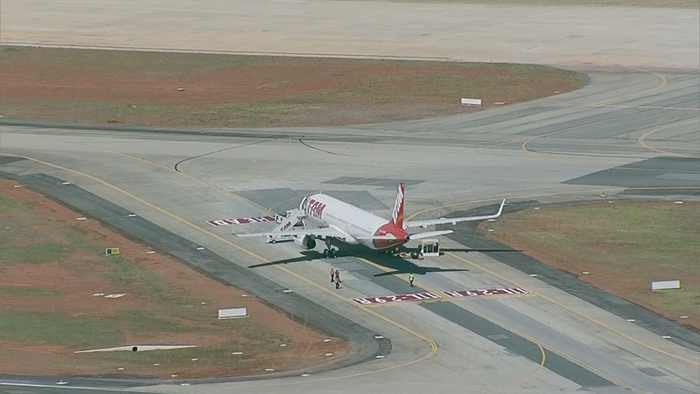 Avião da Latam em manutenção após estourar pneu durante pouso no Aeroporto de Brasília (Crédito: Reprodução)