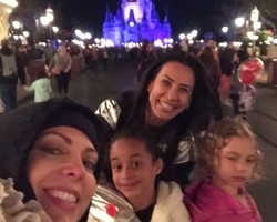 Sheila Mello e Scheila Carvalho levam filhas para conhecer a Disney 
