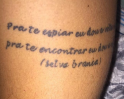 Bell é homenageado por fã do Piauí em tatuagem com letra de música