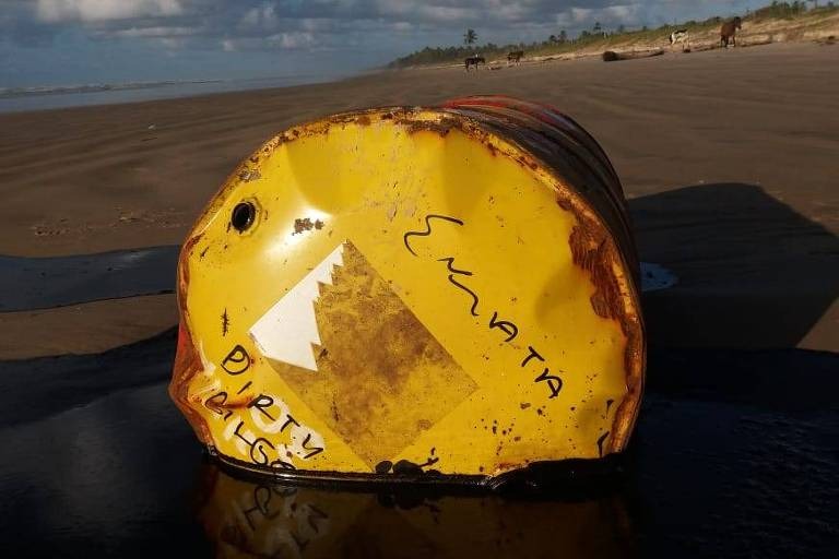 Barril de petróleo na areia em praia do município da Barra dos Coqueiros, em Sergipe 