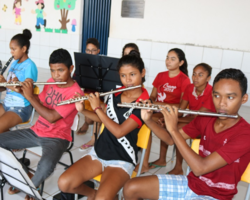 Projeto ensina jovens e adolescentes a arte musical 