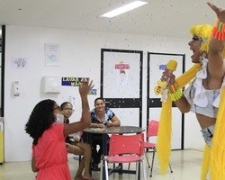 Chandelly incorpora Xuxa e faz carnaval para crianças com câncer