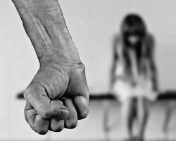 Garota de 12 anos relata em carta que foi estuprada pelo pai e avô