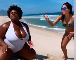 Anitta e Jojo Todynho rebolam muito em dia de praia carioca