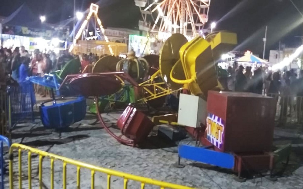 Brinquedo de parque de diversões desaba e deixa duas crianças feridas 