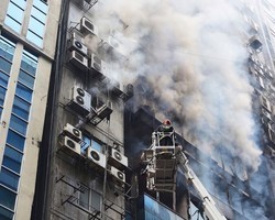 Incêndio atinge prédio comercial e deixa 19 mortos em Bangladesh