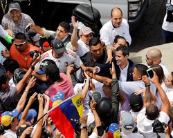 Guaidó volta à Venezuela e discursa em Caracas