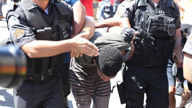 Após alerta de Anitta, suspeito de roubo é preso em bloco no Rio - Imagem 1