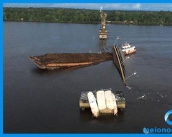 Balsa atinge ponte e estrutura desaba no rio Moju, no Pará; veja vídeo