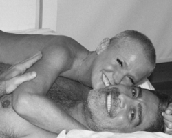 Xuxa rebate críticas por foto nua com o namorado Junno Andrade