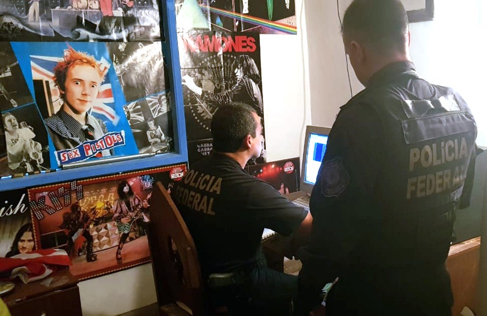  Policiais federais analisam o computador de um dos presos — Foto: Polícia Federal 