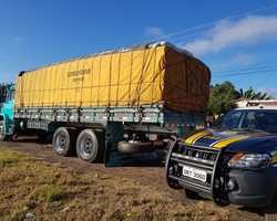 PRF apreende veículo com carga de madeira sem nota fiscal no Piauí