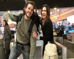 Saindo de férias, Fátima Bernardes e Túlio Gadêlha posam em aeroporto