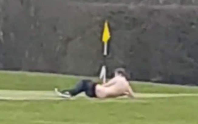 Homem é flagrado fazendo sexo com mastro de bandeira em campo de golfe - Imagem 1