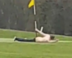 Homem é flagrado fazendo sexo com mastro de bandeira em campo de golfe