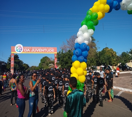 Desfile Cívico de 7 de Setembro leva centenas de pessoas à Praça da Juventude em Ipiranga do Piauí - Imagem 1