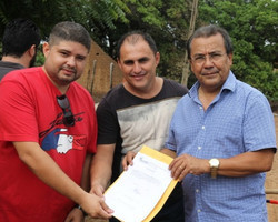 Prefeito de Água Branca assina ordem de serviço para construção de calçamento no bairro Angicos