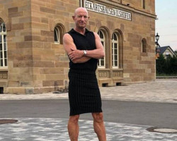 Engenheiro de 61 anos viraliza por usar saia e salto no seu dia a dia