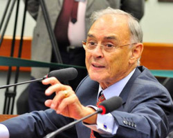 Aos 83 anos, senador Arolde de Oliveira morre vítima de covid-19