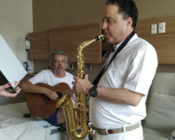Internado com Covid-19, Álvaro Carneiro toca violão com médico em SP