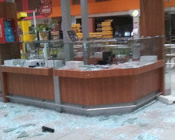 2ª vez: Bandidos roubam joalheria dentro de supermercado em Teresina