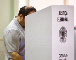 Sete capitais elegem prefeitos; outras 18 terão segundo turno